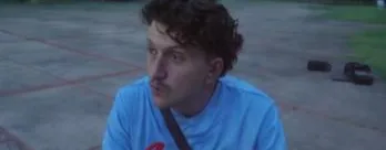 Retrato con camisa azul