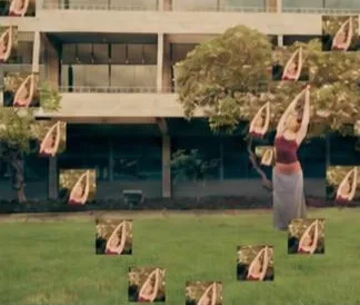Edificio con figuras superpuestas