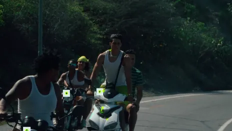Grupo en motos por la carretera