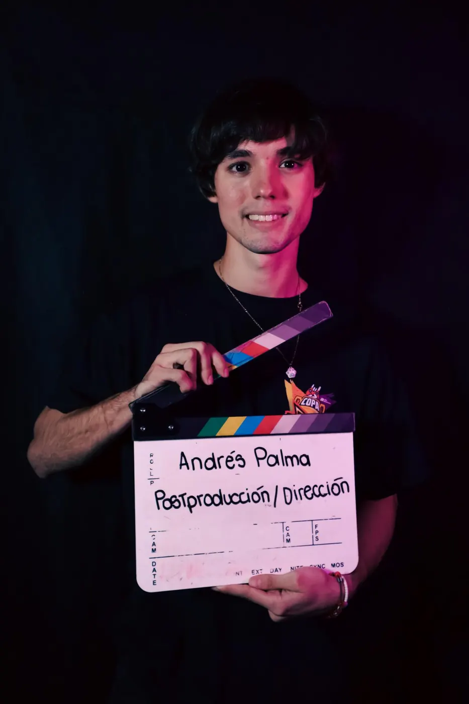 Andrés Palma sosteniendo una claqueta: Postproducción / Dirección