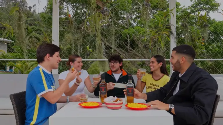 El grupo de amigos reunido en la mesa