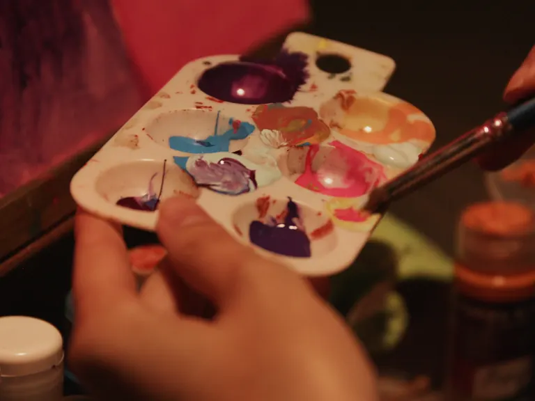 Paleta de pintura bajo luz cálida
