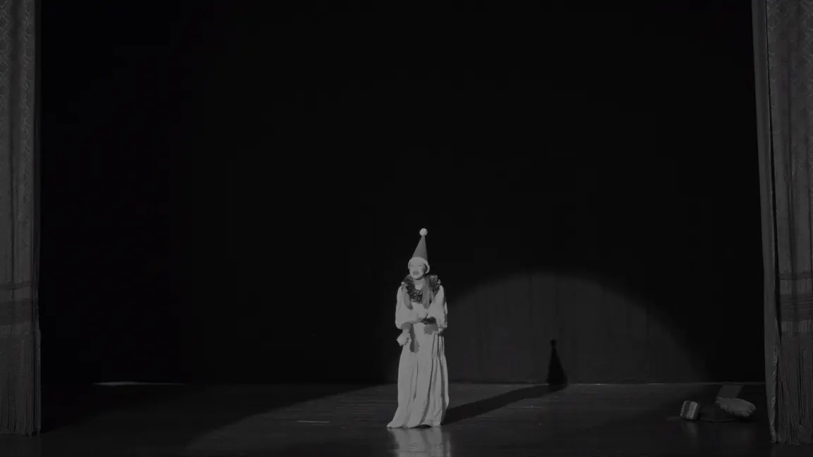 Figura sola en el escenario