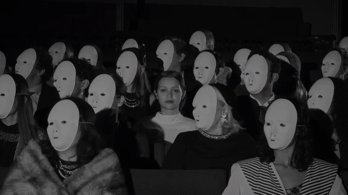 Público con máscaras