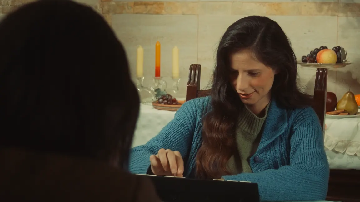 Mujer sentada en la mesa