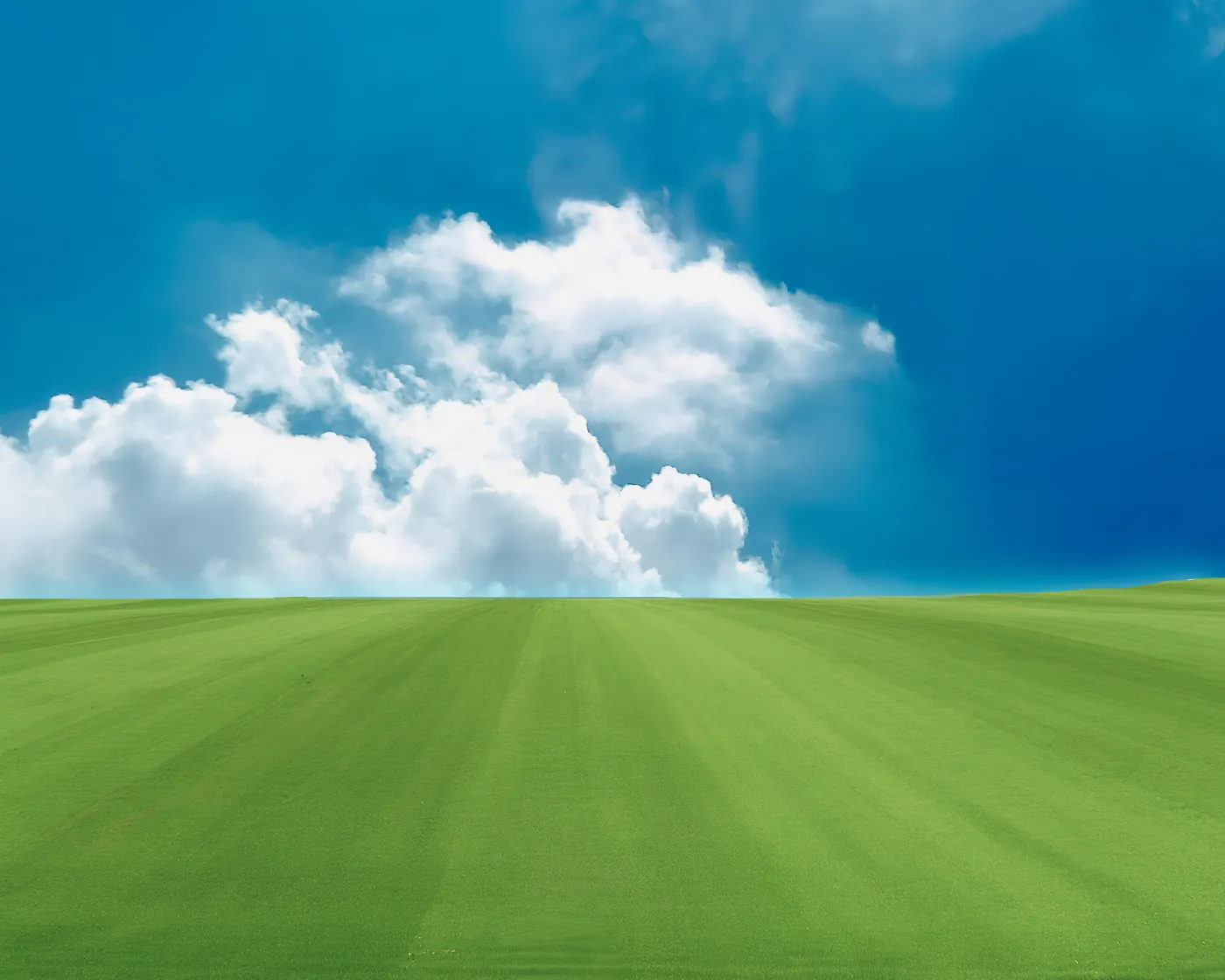 Nubes sobre campo verde